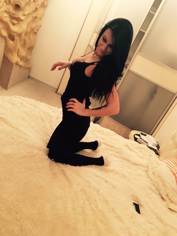 Живу в Москве - городе страсти и возможностей. У меня широкий спектр услуг, от классического массажа до экспериментов в постели. Я знаю, как доставить истинное удовольствие и сделать все ваши мечты реальностью. С меня гарантия отличного настроения и полного расслабления. Посетите мою страницу, чтобы увидеть фото и прочитать отзывы от моих довольных клиентов. Давайте смешаем интим и развлечения в Москве в нашей ночной встрече. 😘💋 21878, 20 лет